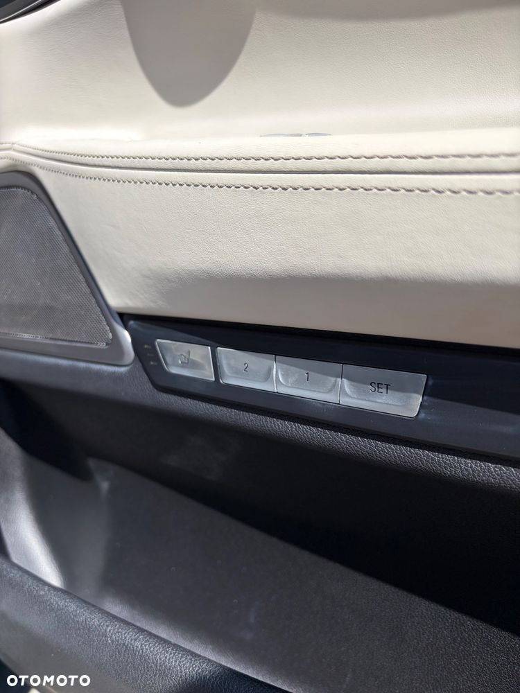 BMW Seria 7 740Li - 32