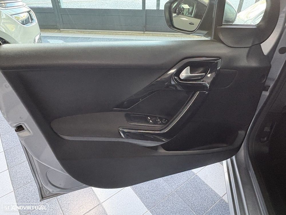 Peugeot 208 1.2 PureTech Signature - 11