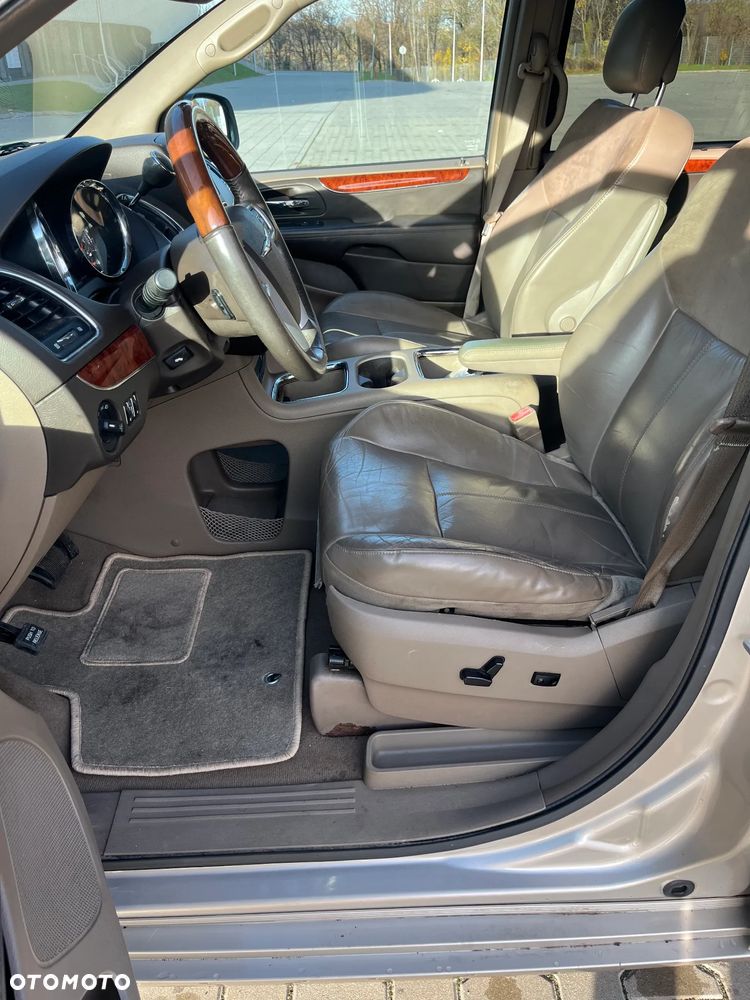 Chrysler Town & Country 3.6 Limited - 9