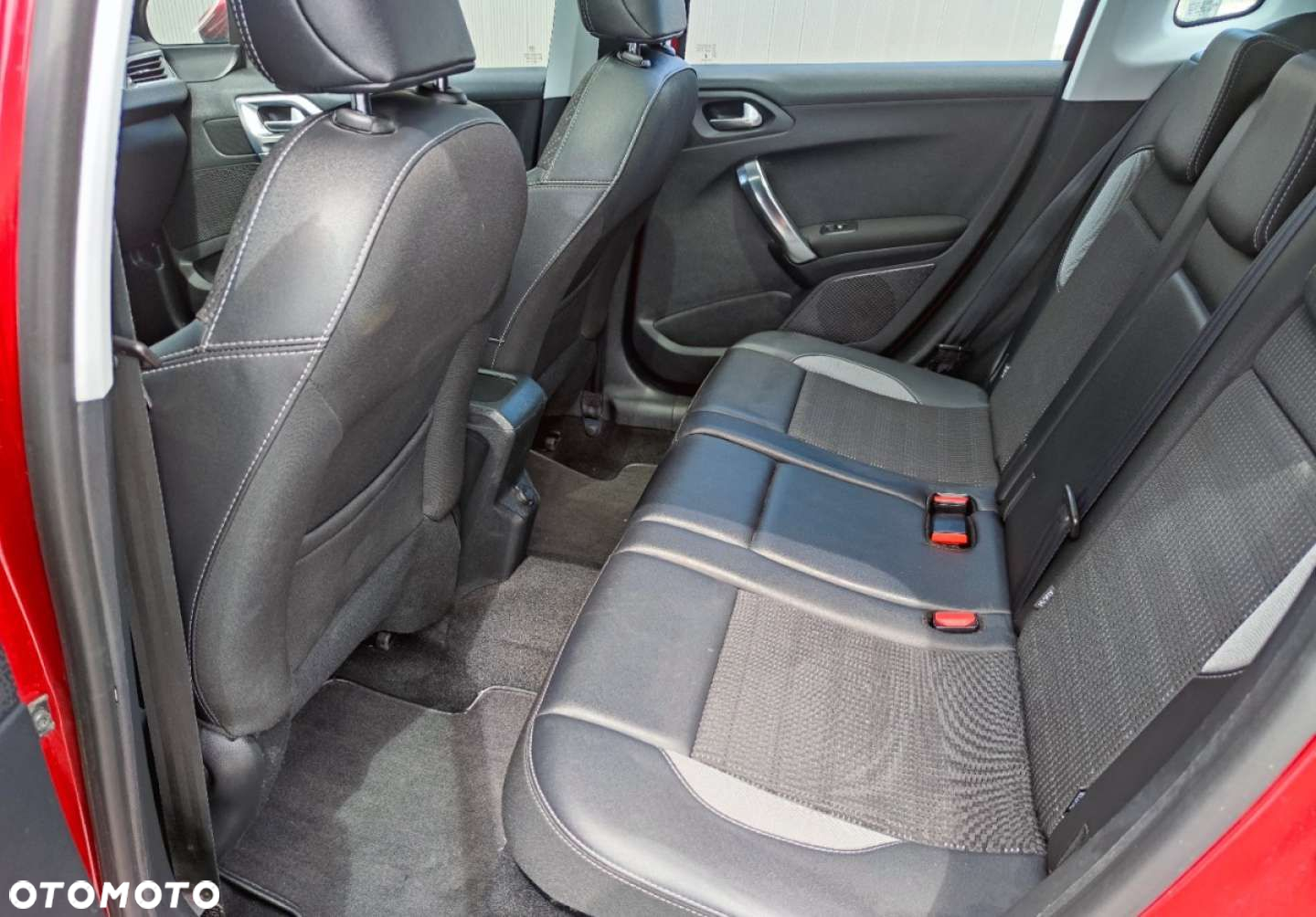 Peugeot 2008 PureTech 110 Stop&Start EAT6 Allure - 33