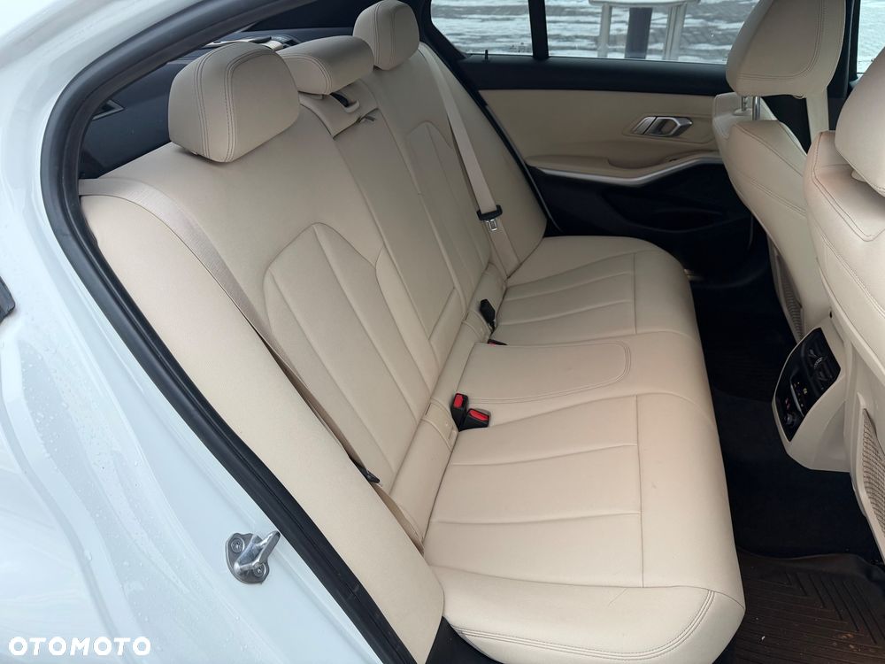 BMW Seria 3 330i Sport Line - 14