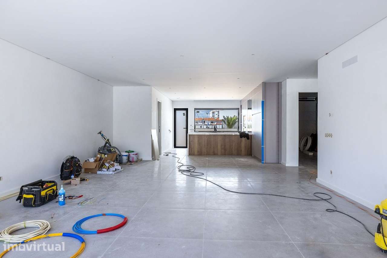 MORADIA T4 CONTEMPORÂNEA COM PISCINA E ROOFTOP EM LAGOS - Grande imagem: 3/36