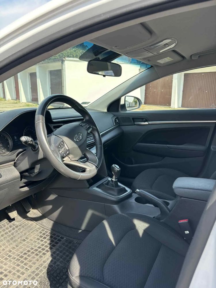 Hyundai Elantra ver-1-6-comfort - 9