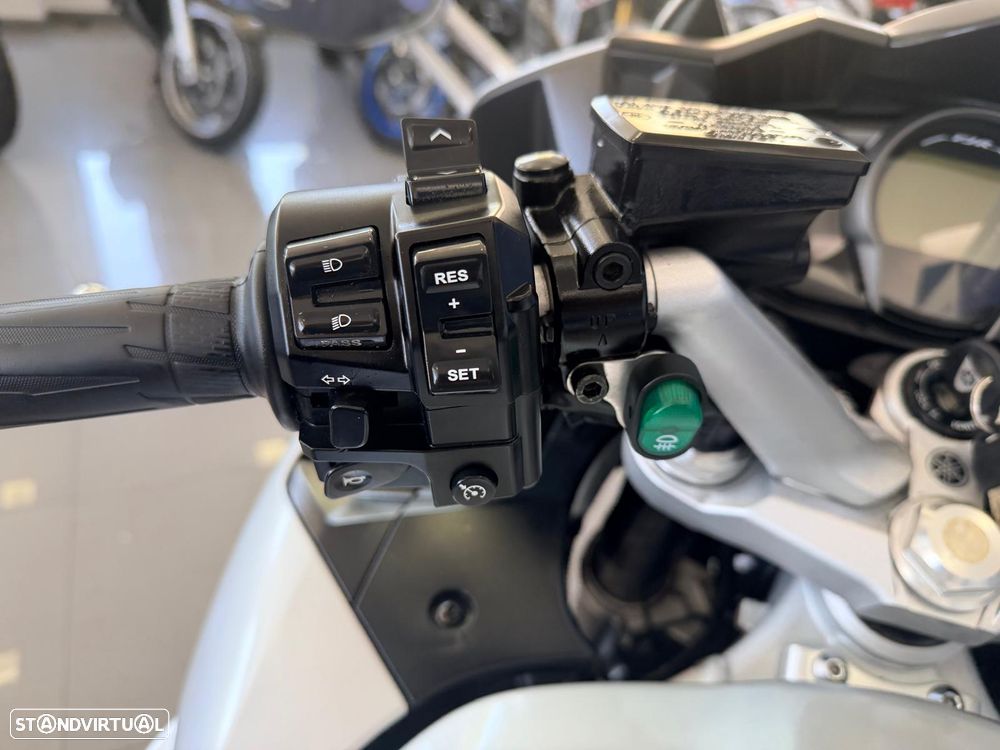 Yamaha FJR 1300 - 6