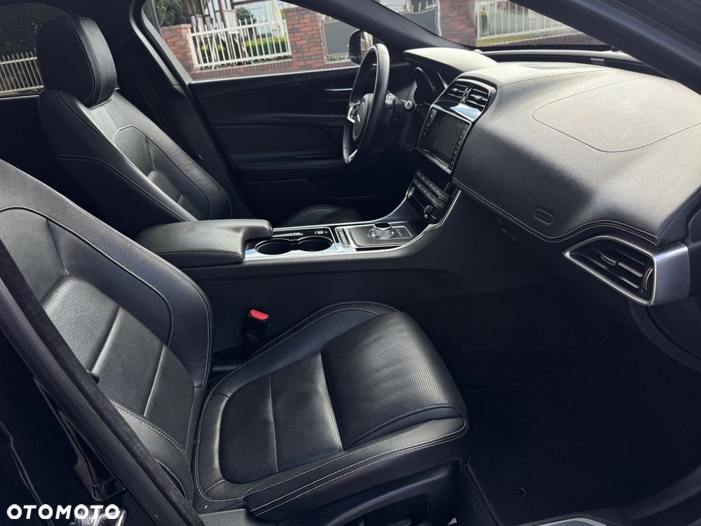 Jaguar XE D200 R-Dynamic S - 19