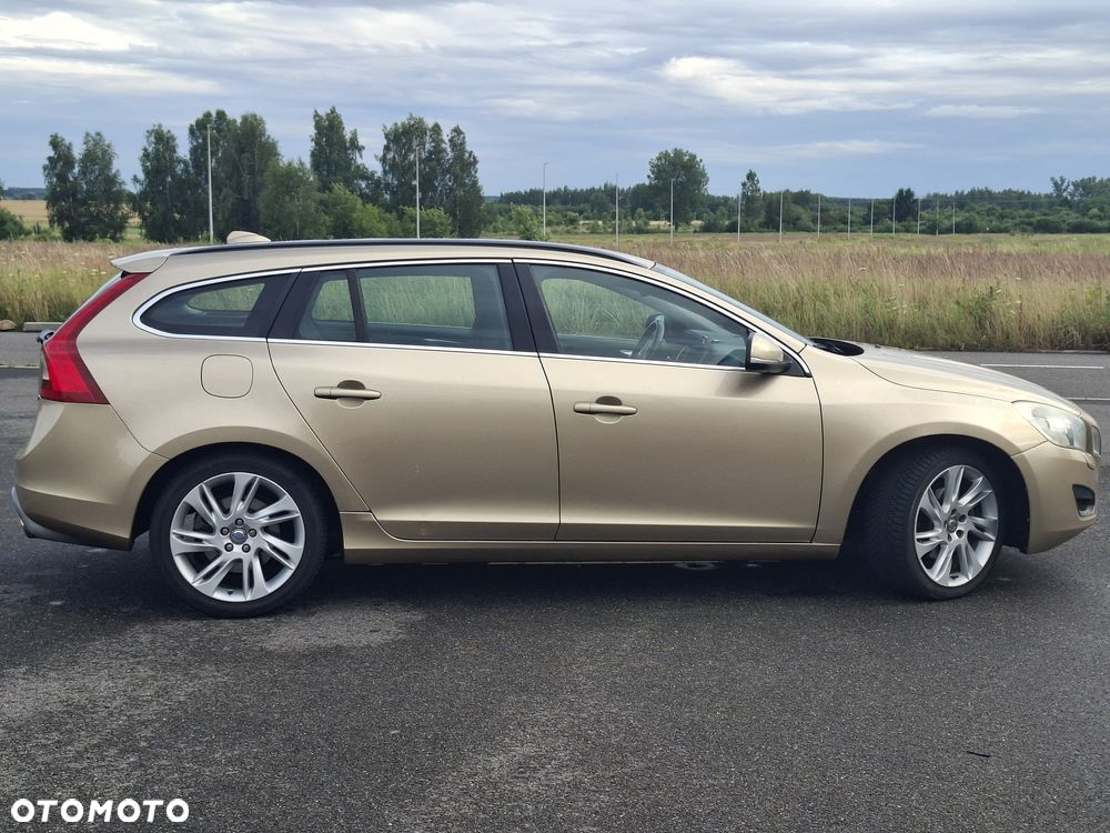 Volvo V60 D3 R-Design - 4