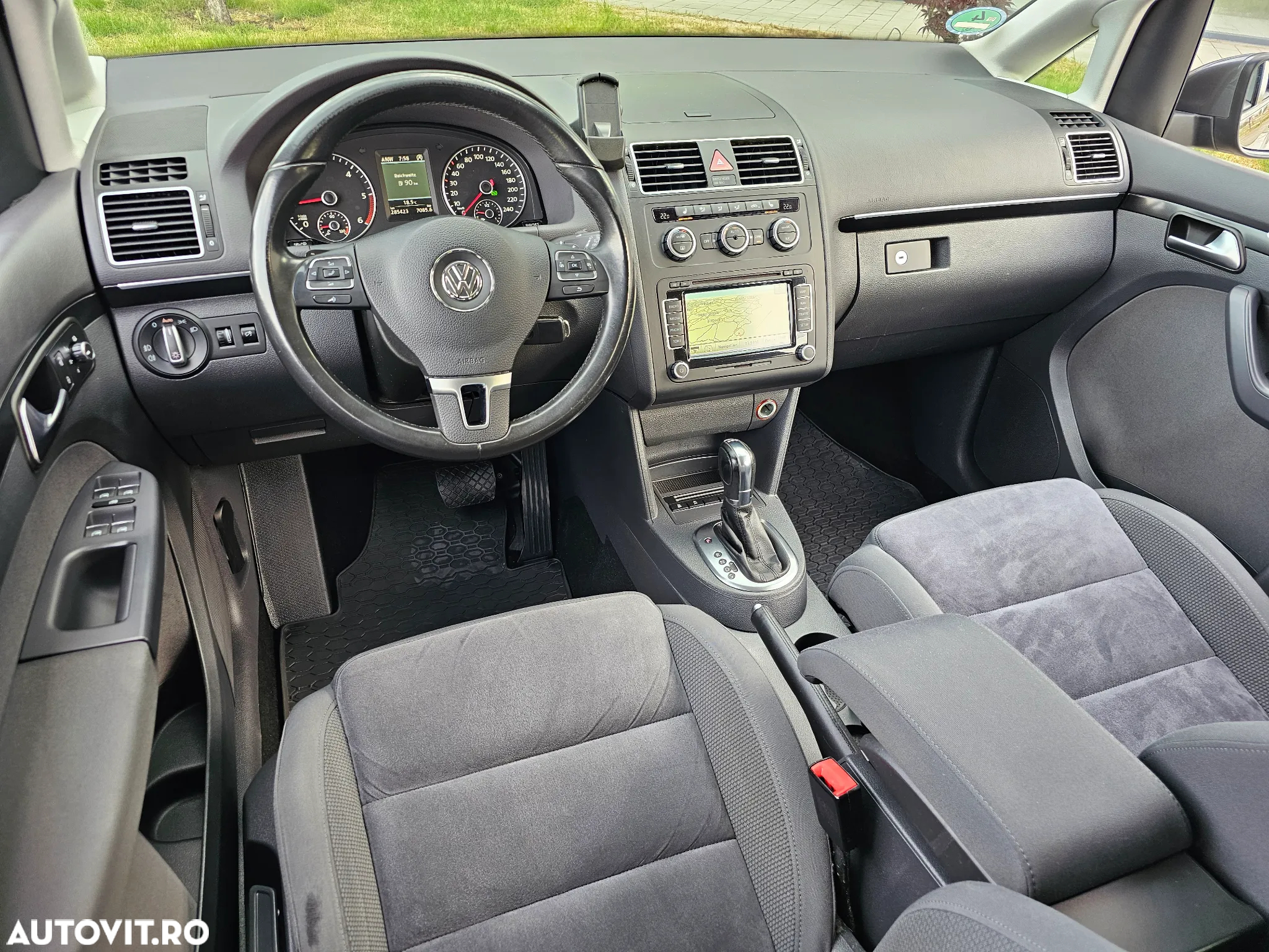 Volkswagen Touran 2.0 TDI DPF BlueMotion Technology DSG Highline - 8