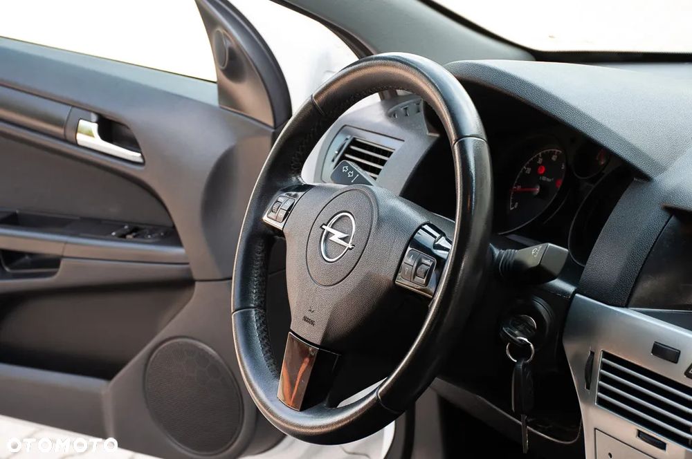 Opel Astra GTC 1.6 Black&White - 27