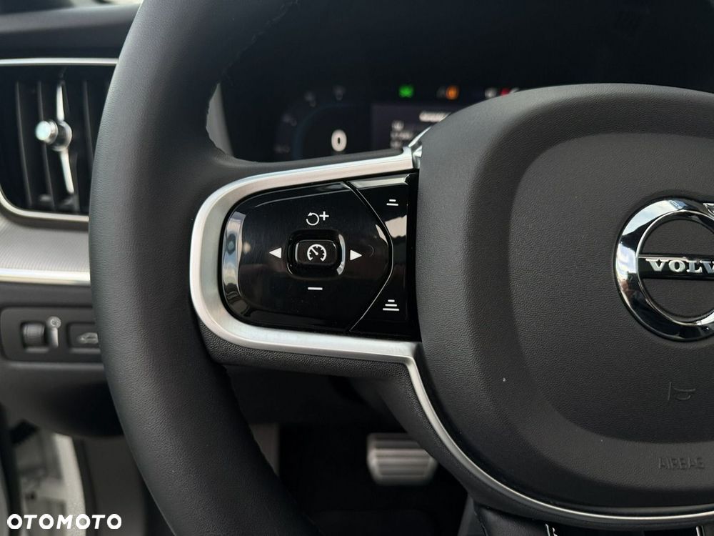 Volvo XC 60 T8 Plug-In Hybrid AWD Plus Dark - 17