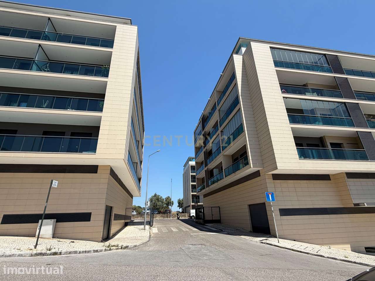 Apartamento T2 Mobilado com Piscina, Ginásio e Área de Lazer em Famões - Grande imagem: 2/19