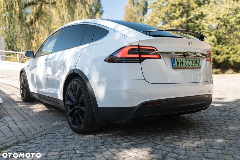 Tesla Model X 75 D - 8