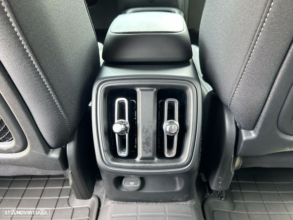 Volvo XC 40 2.0 B3 Plus Dark - 28