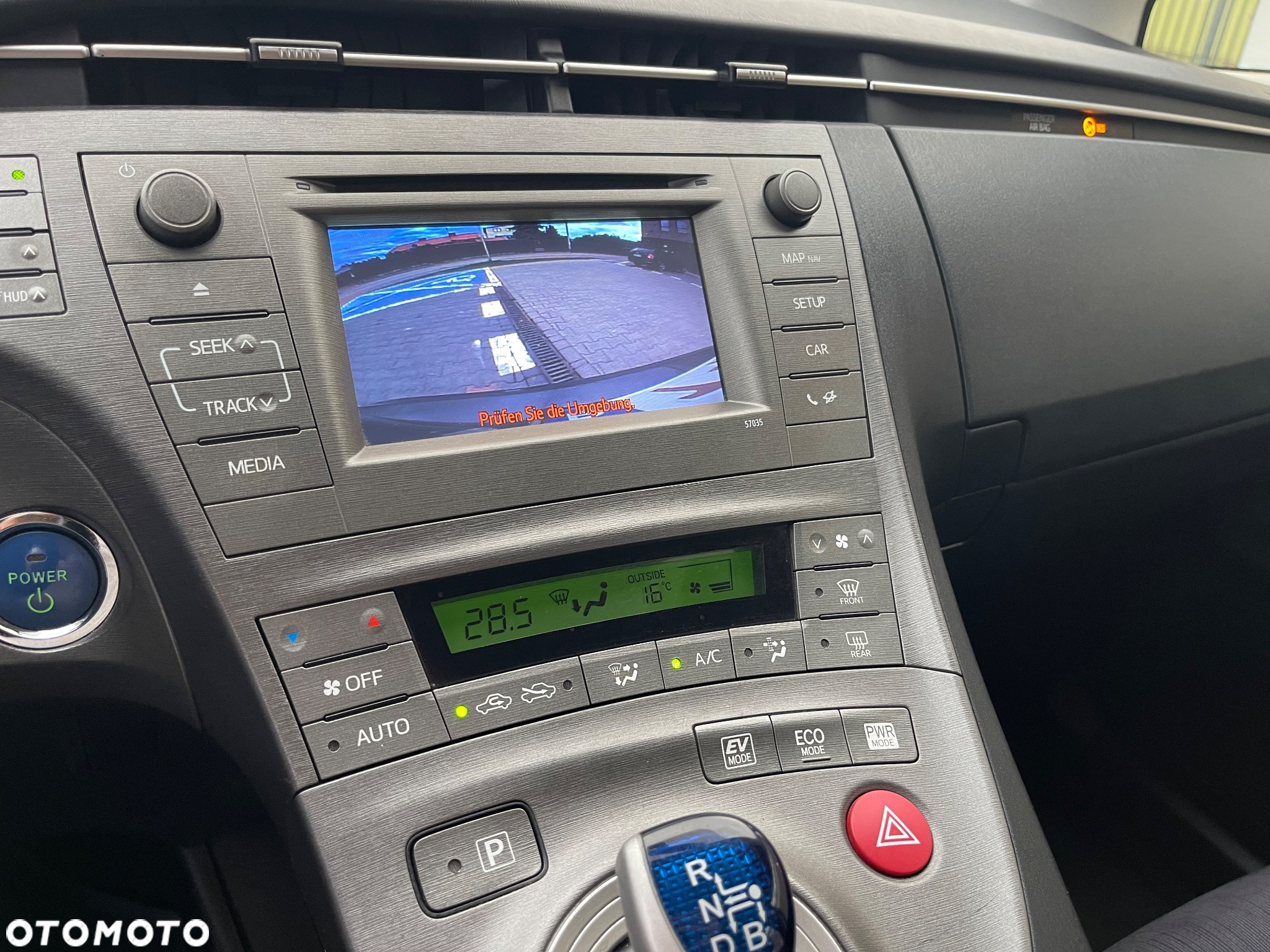 Toyota Prius 1.8 HSD Premium - 17