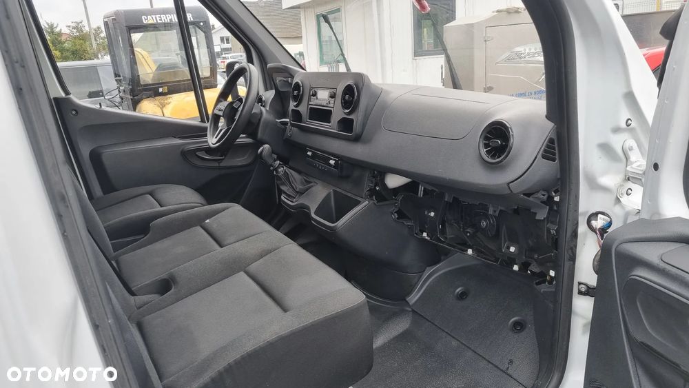 Mercedes-Benz Sprinter - 12