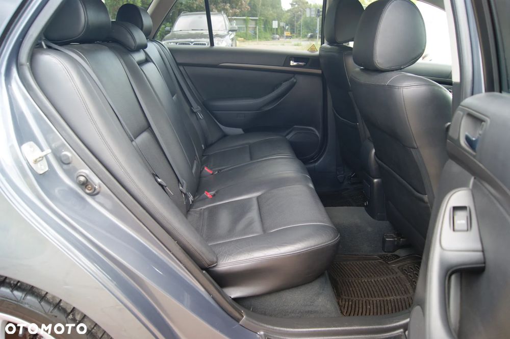 Toyota Avensis 2.0 VVT-i Sol - 26