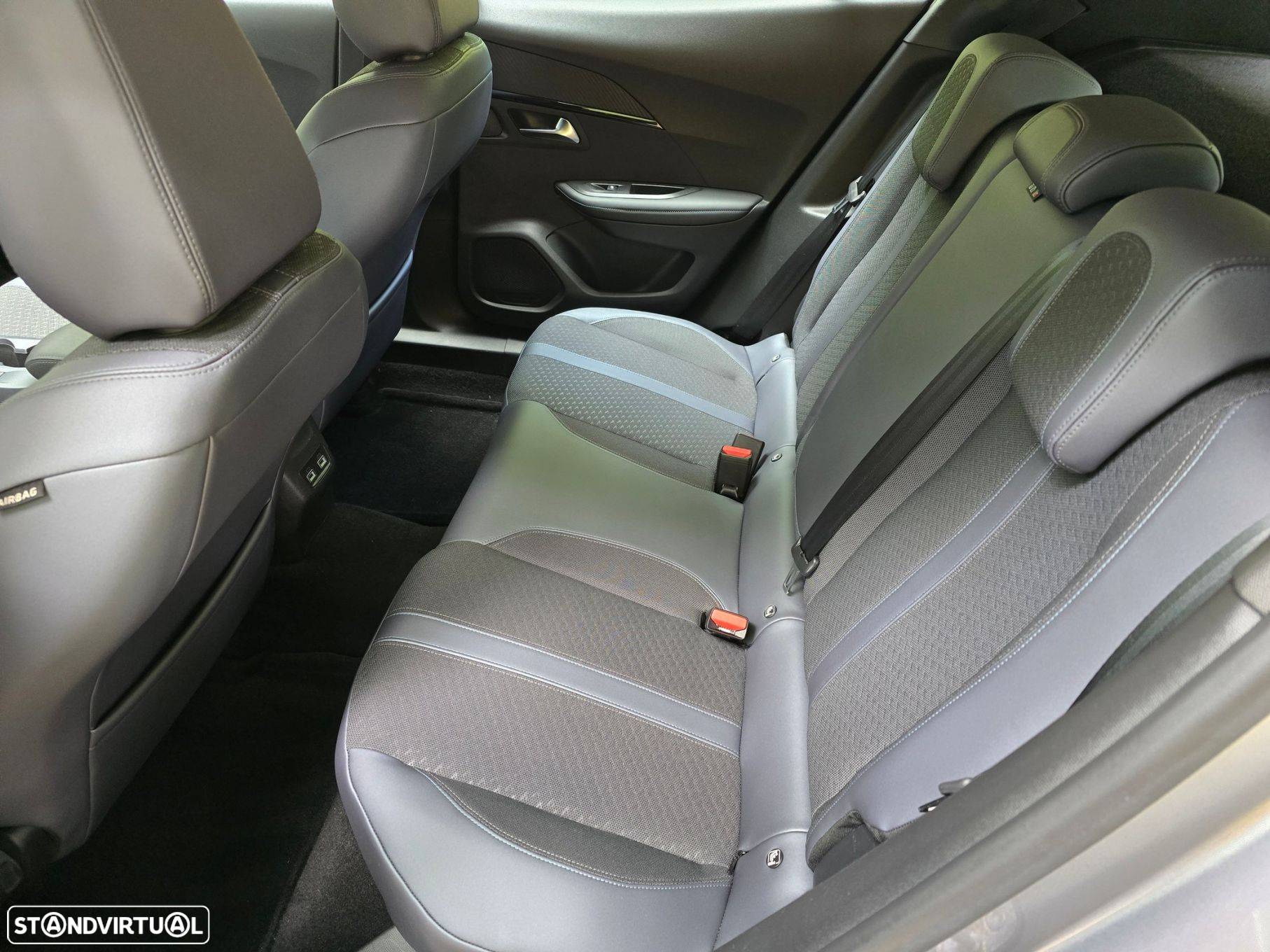 Peugeot 2008 1.2 PureTech Allure - 24