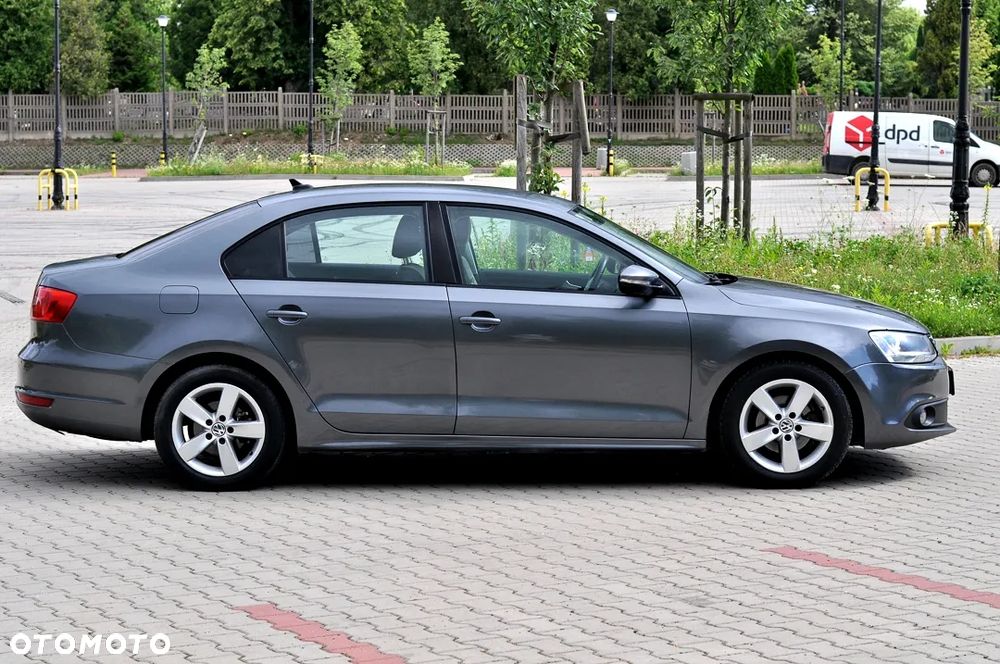 Volkswagen Jetta 1.6 TDI Comfortline - 4