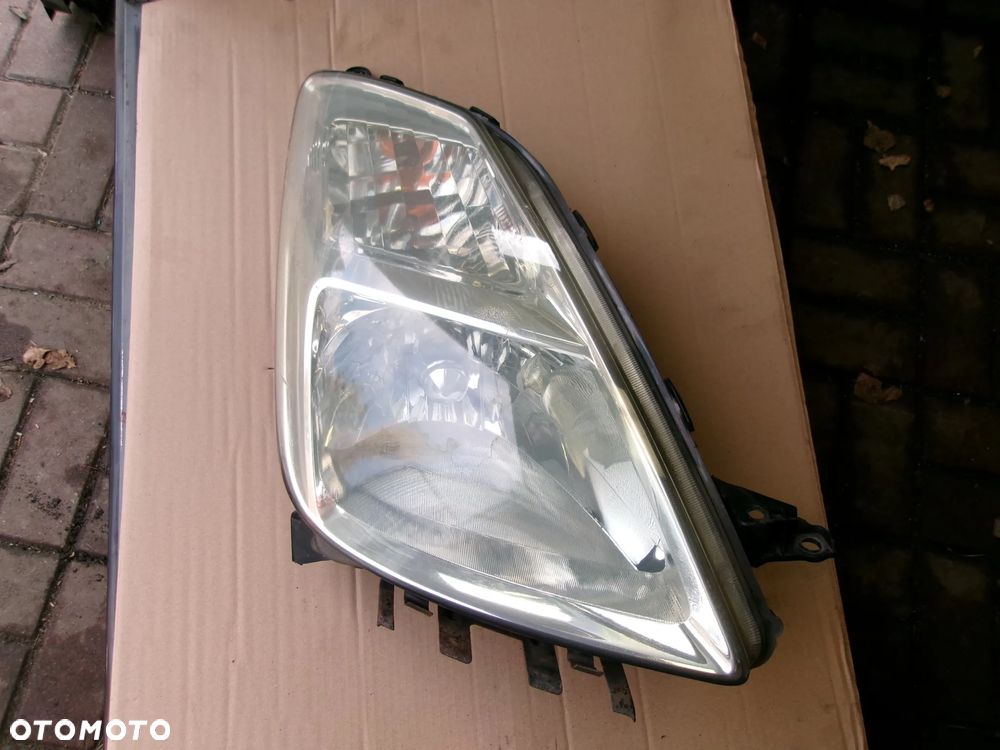 LAMPA PRZÓD PRAWA TOYOTA PRIUS II   EU - 1