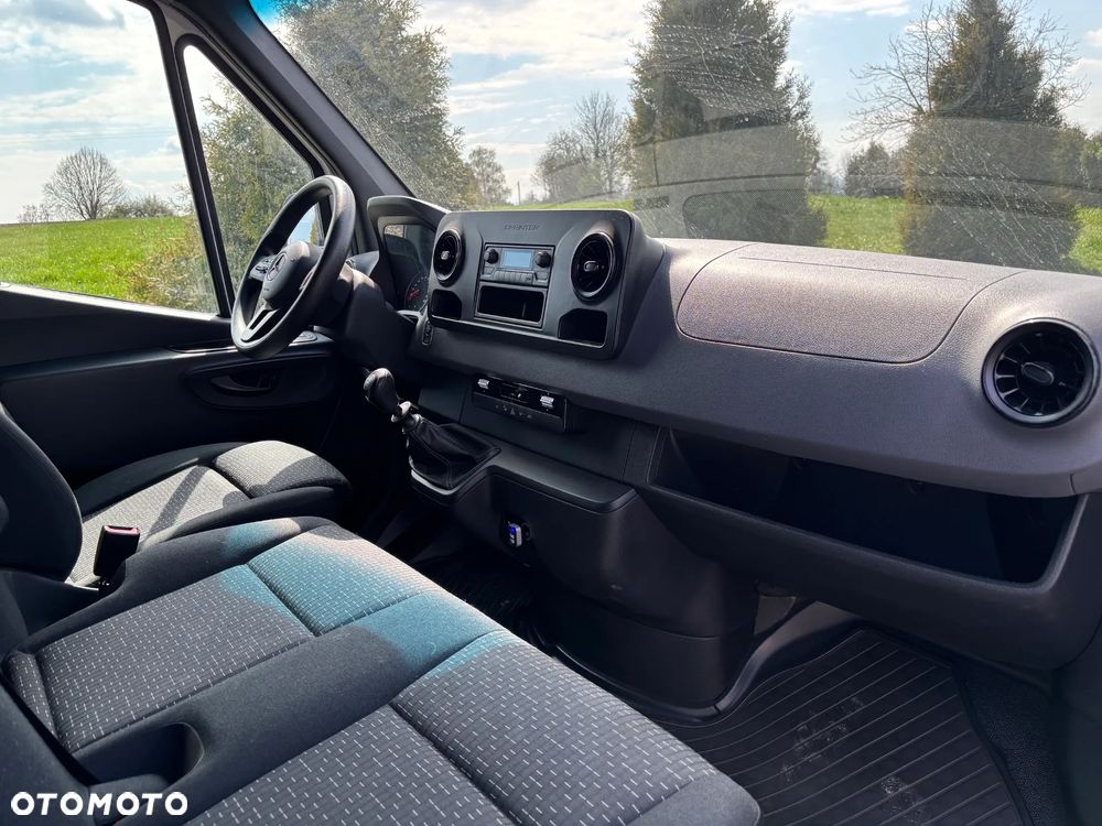 Mercedes-Benz Sprinter - 12