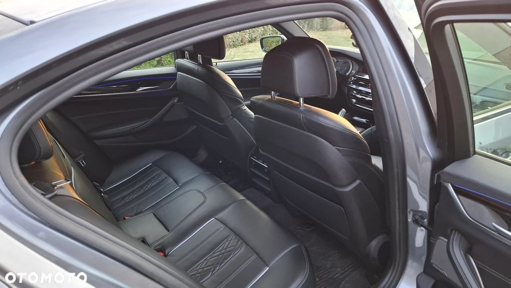 BMW Seria 5 M550i xDrive - 33