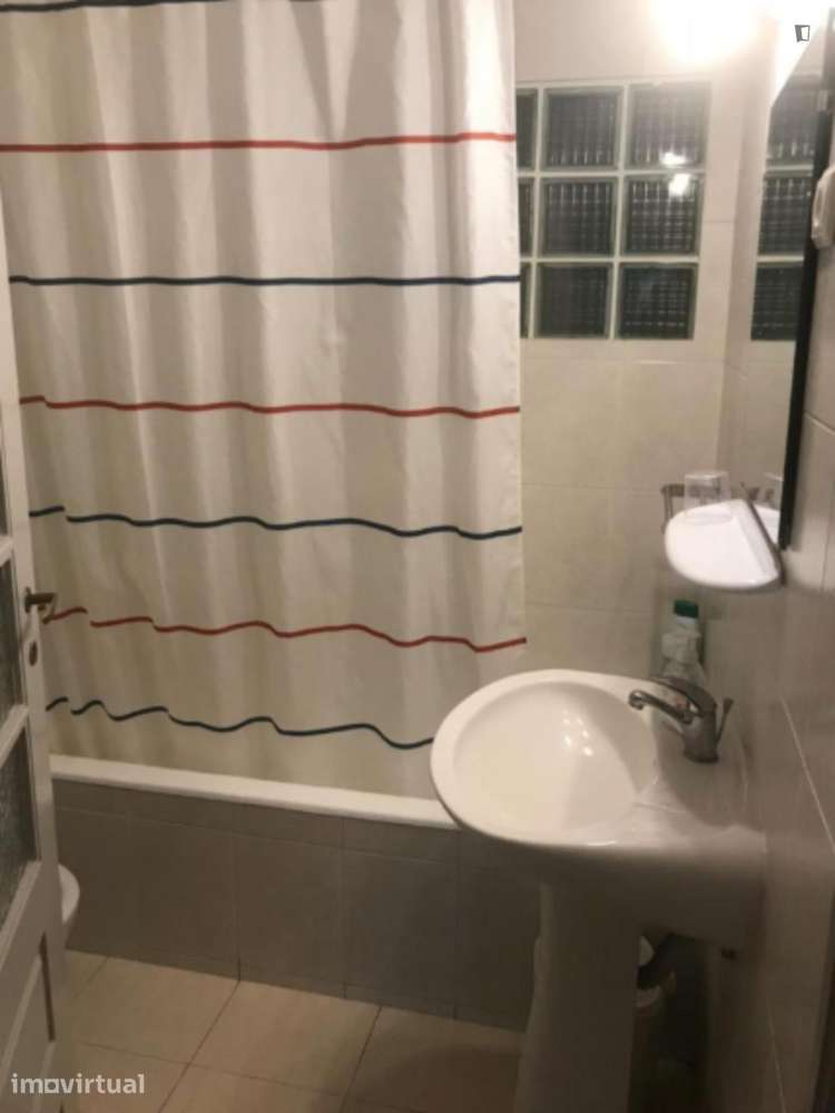 Quarto - localizado em Santo Ildefonso Porto - Grande imagem: 2/9