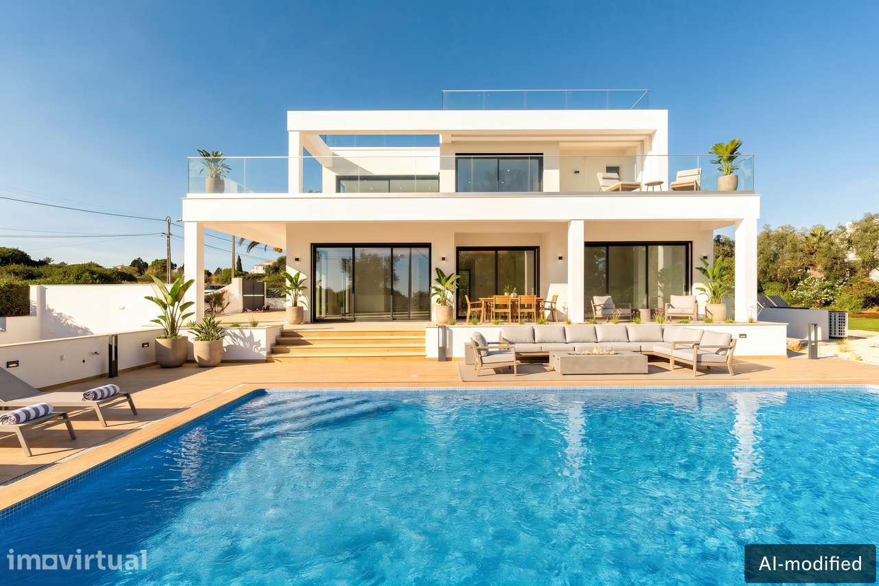 Moradia de Luxo V4 com Vista Mar no Carvoeiro