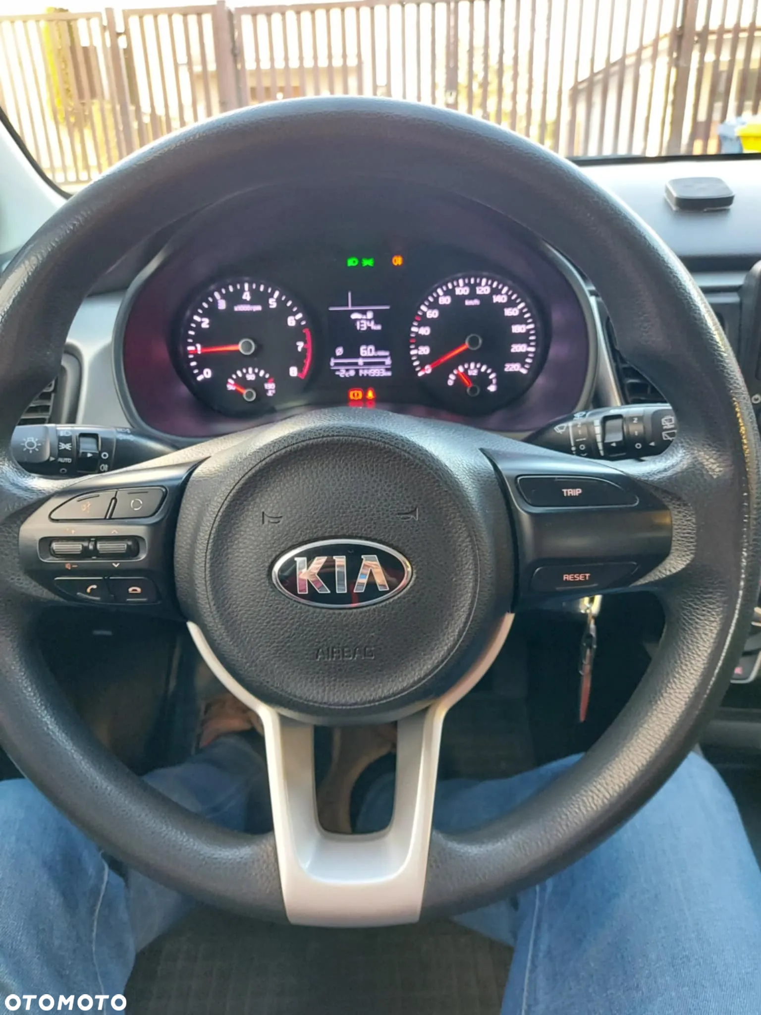 Kia Rio 1.2 L - 12