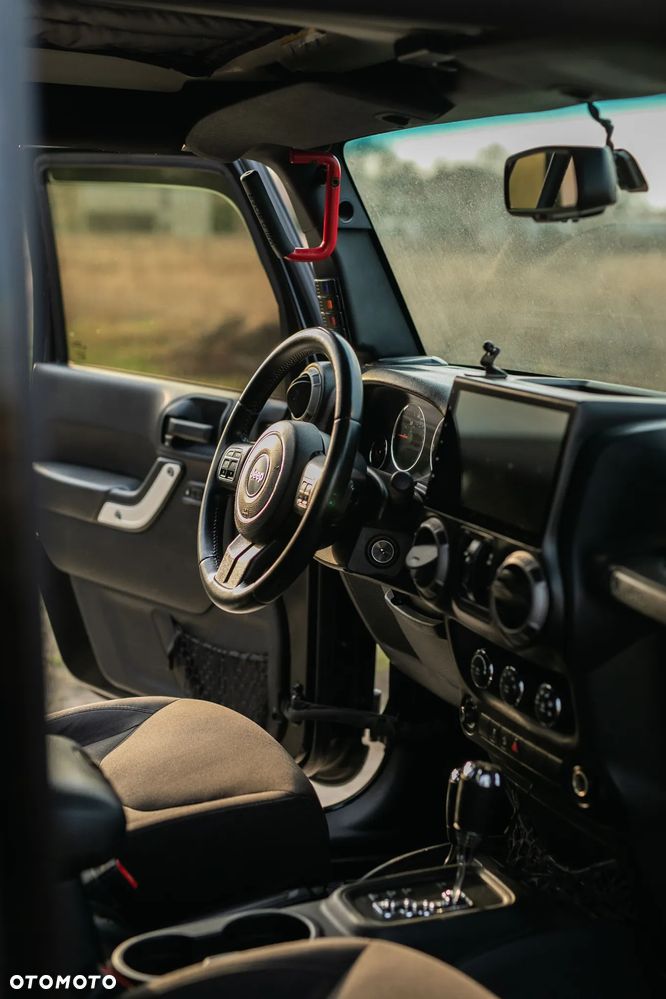 Jeep Wrangler 3.6 Unlim Sahara - 24