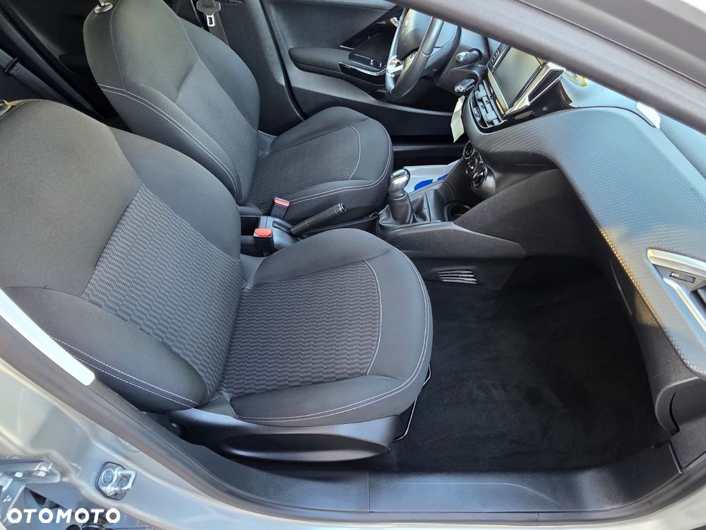 Peugeot 208 - 17