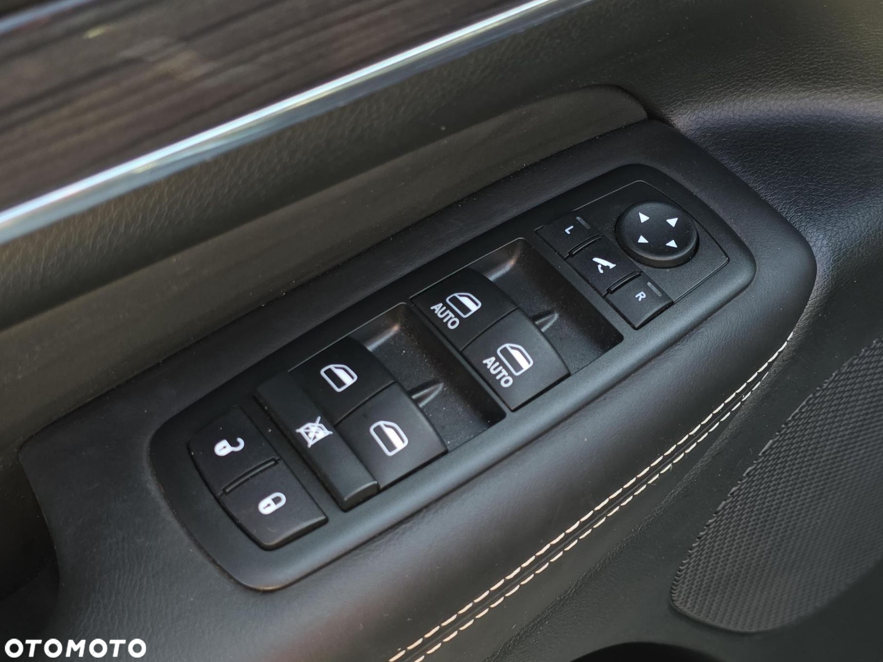Jeep Grand Cherokee - 12