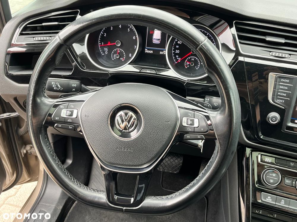 Volkswagen Touran - 23