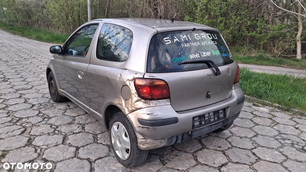 Na części Toyota Yaris I LIFT P1 silnik 1.0 1SZ-FE VVY-i lakier 1D2 skrzynia maska zderzak drzwi klapa szyba fotel kanapa lusterko lampa deska GWARANCJA !!! Przód Tył Zestaw Komplet Drzwi Klapa Zderzak Błotnik Maska Grill Atrapa Szyba Pas Lampa Lusterko Boczki Fotel Kanapa Kokpit Deska Rozdzielcza Przełącznik Włącznik Sterownik Przewody Wiązka Instalacja Moduł Komputer Czujnik Listwa Pompa Alternator Wtryski Głowica Rozrusznik Kompresor Sprzęgło Dwumas Silnik  Skrzynia ABS Klimatyzacji Paliwa Wspomagania Kolektor Turbina Przepustnica Zawór Chłodnica Koło Hak Belka Sanki Zawieszenie Mcpherson Półoś Amortyzator Wydech Tłumik Zacisk Most - 5