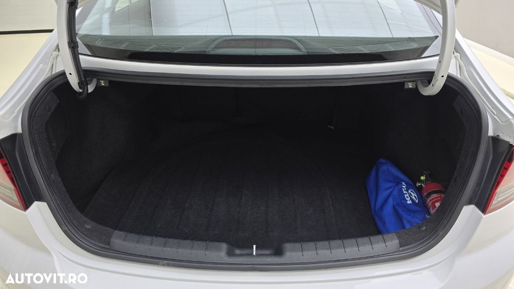 Hyundai Elantra - 25