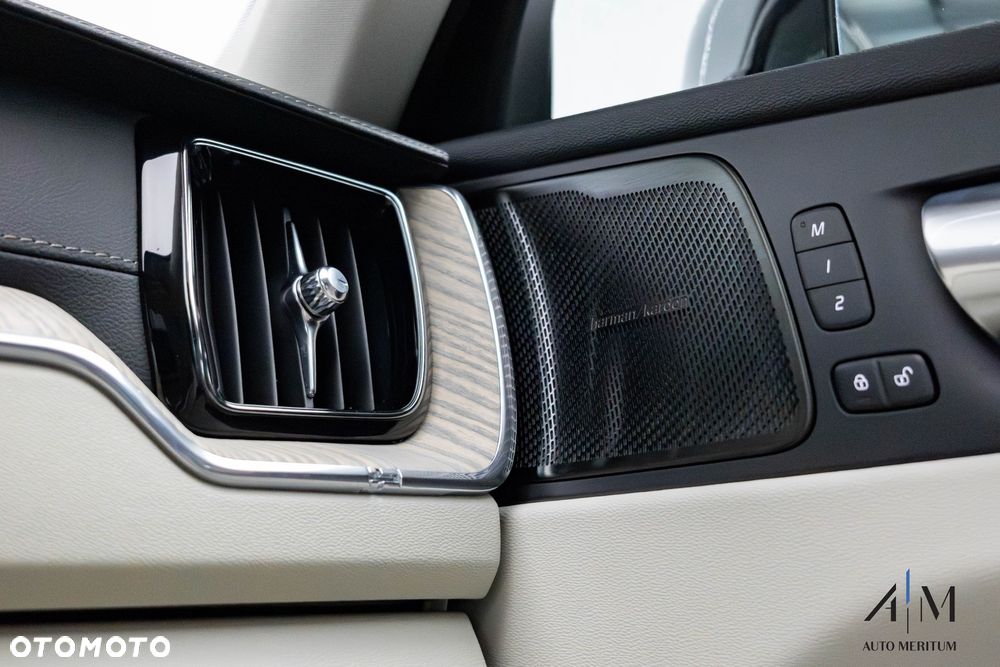 Volvo XC 60 B4 D AWD Plus Bright - 24