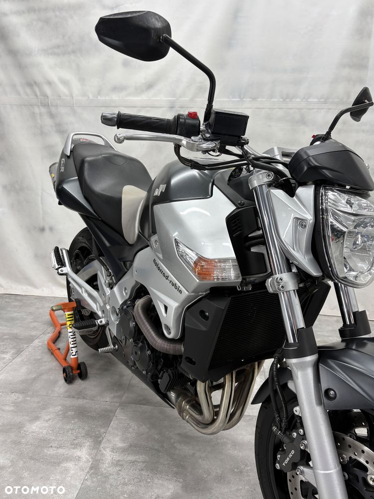Suzuki GSR - 9