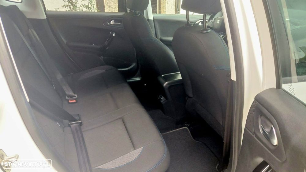 Peugeot 2008 1.2 PureTech Signature - 11