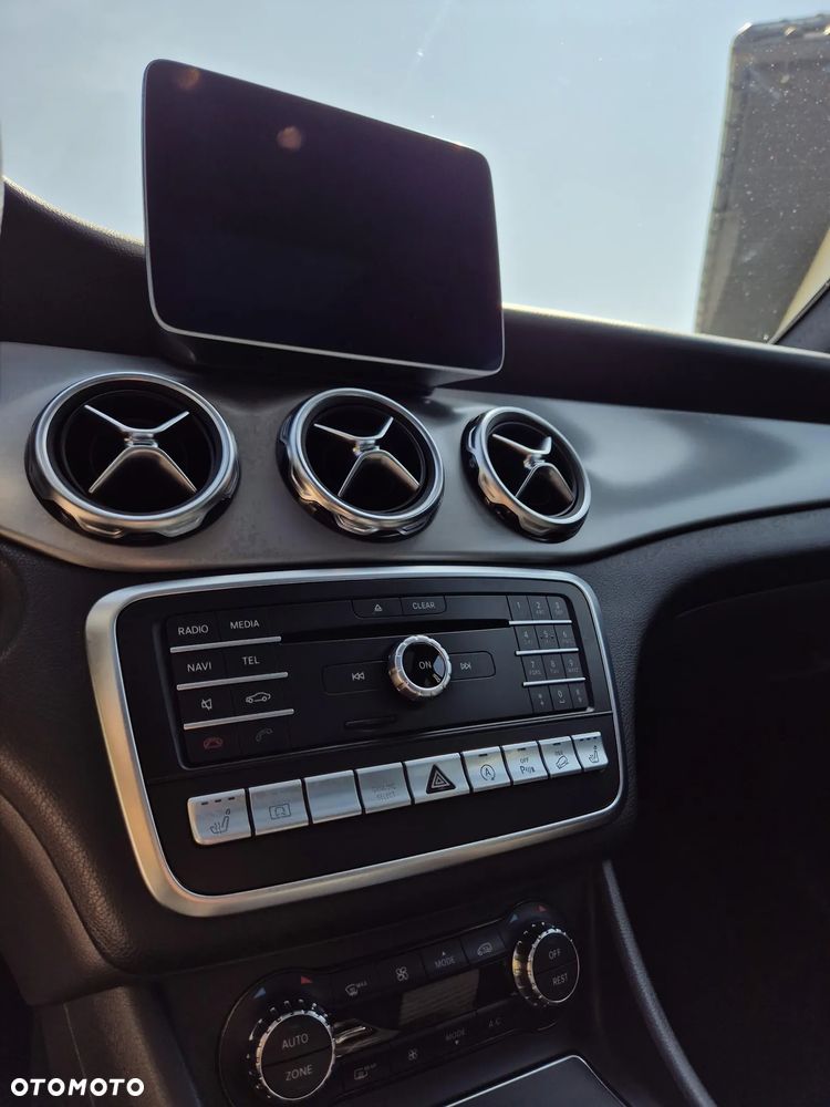 Mercedes-Benz GLA - 16