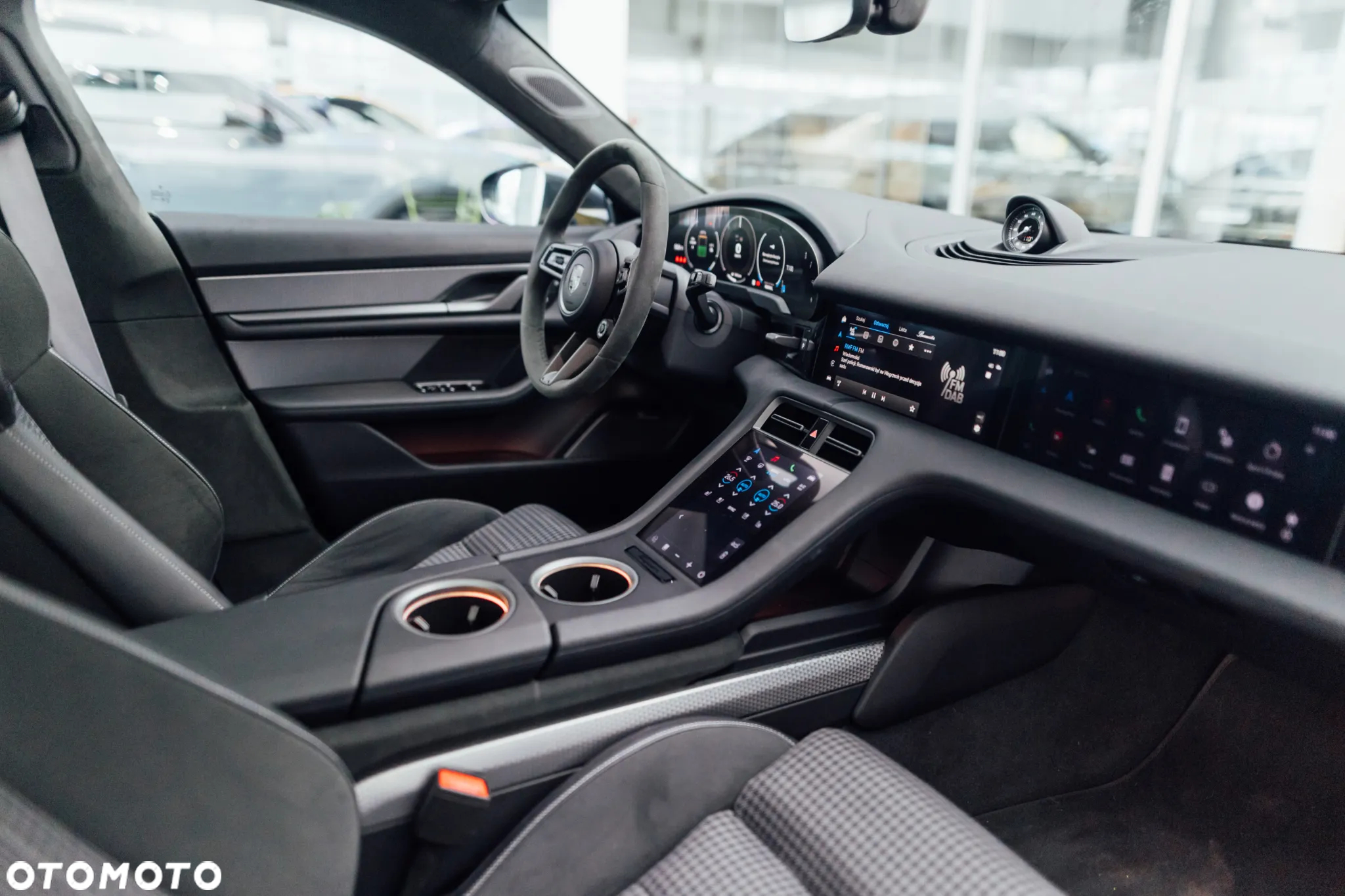 Porsche Taycan 105kWh Turbo S Sport Turismo - 16