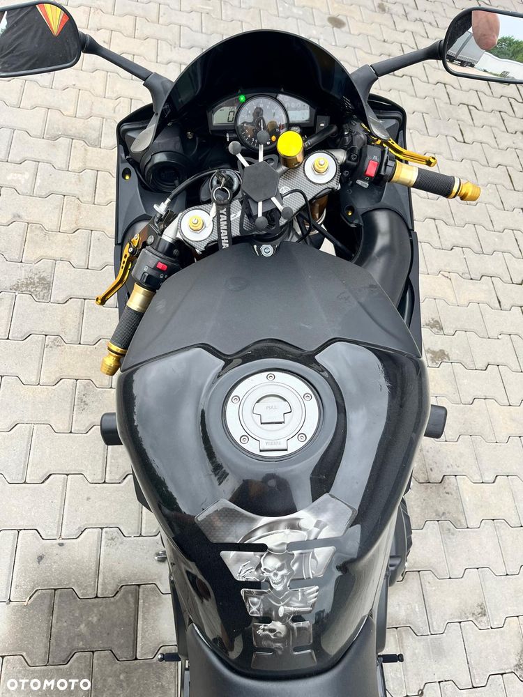 Yamaha R1 - 8