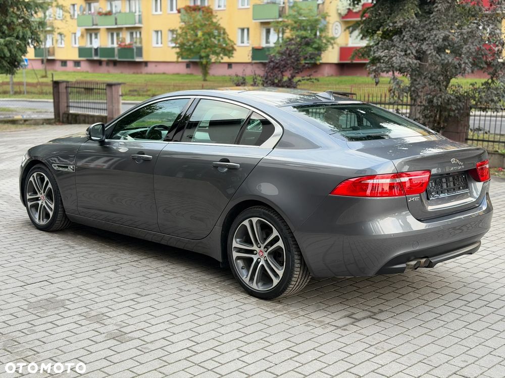Jaguar XE 2.0 D Portfolio - 15