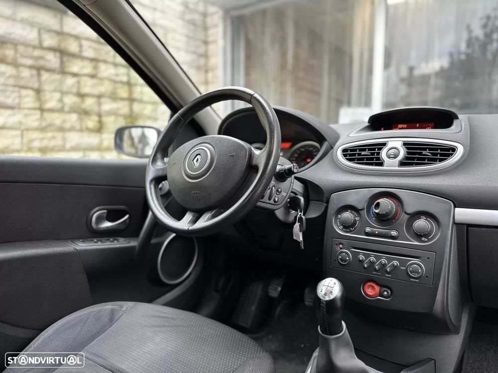 Renault Clio 1.2 16V Confort Authentique - 19