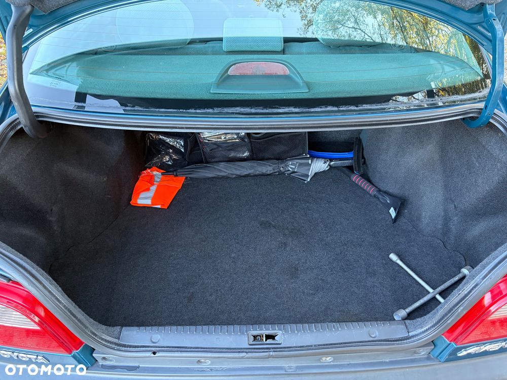 Toyota Avensis 2.0 Sol - 18