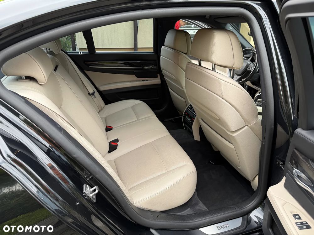 BMW Seria 7 740d - 27