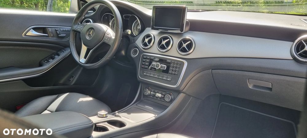 Mercedes-Benz CLA 250 4Matic 7G-DCT UrbanStyle Edition - 24