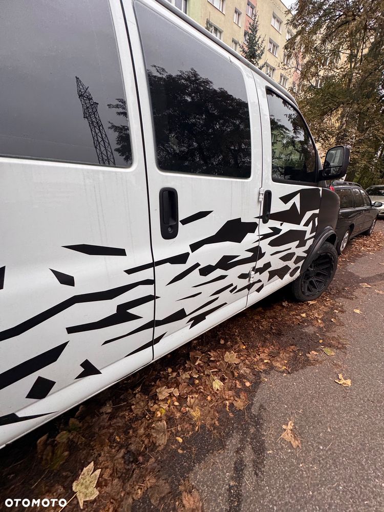 GMC Savana - 4