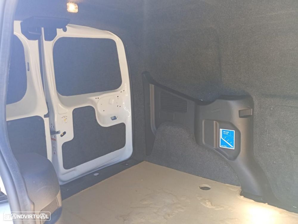 Ford Transit Courier - 26