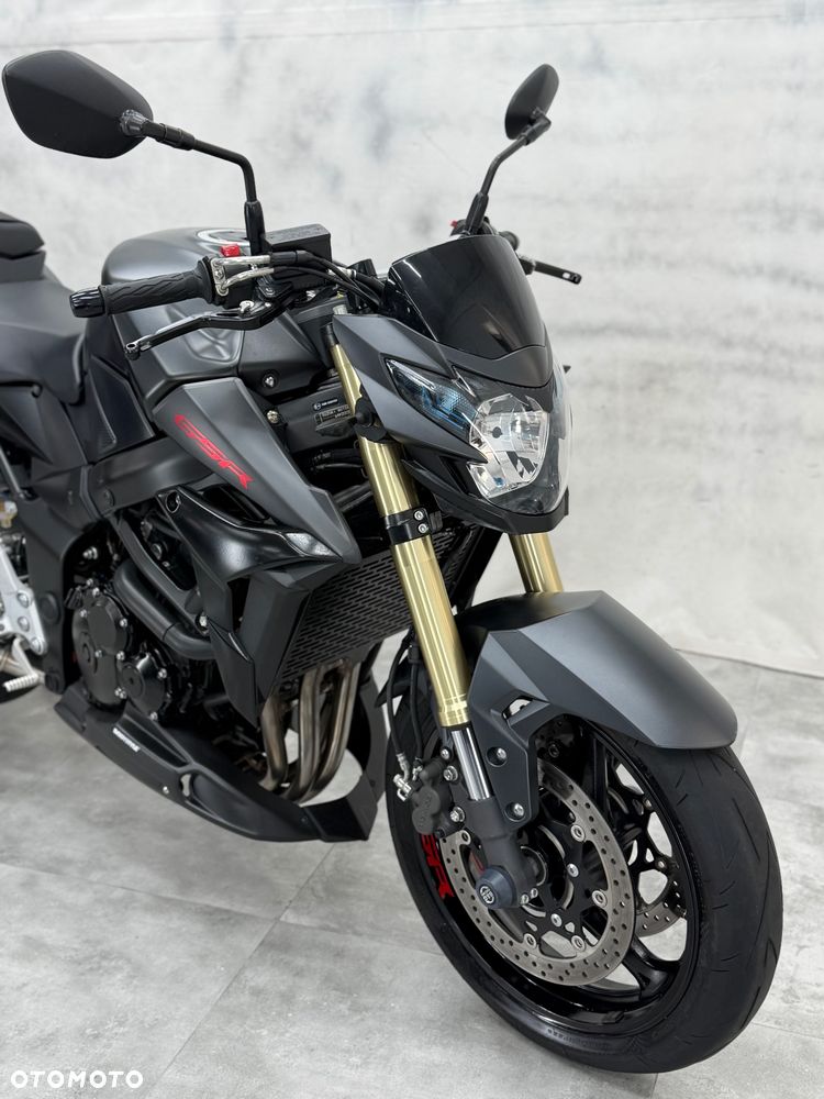 Suzuki GSR - 8