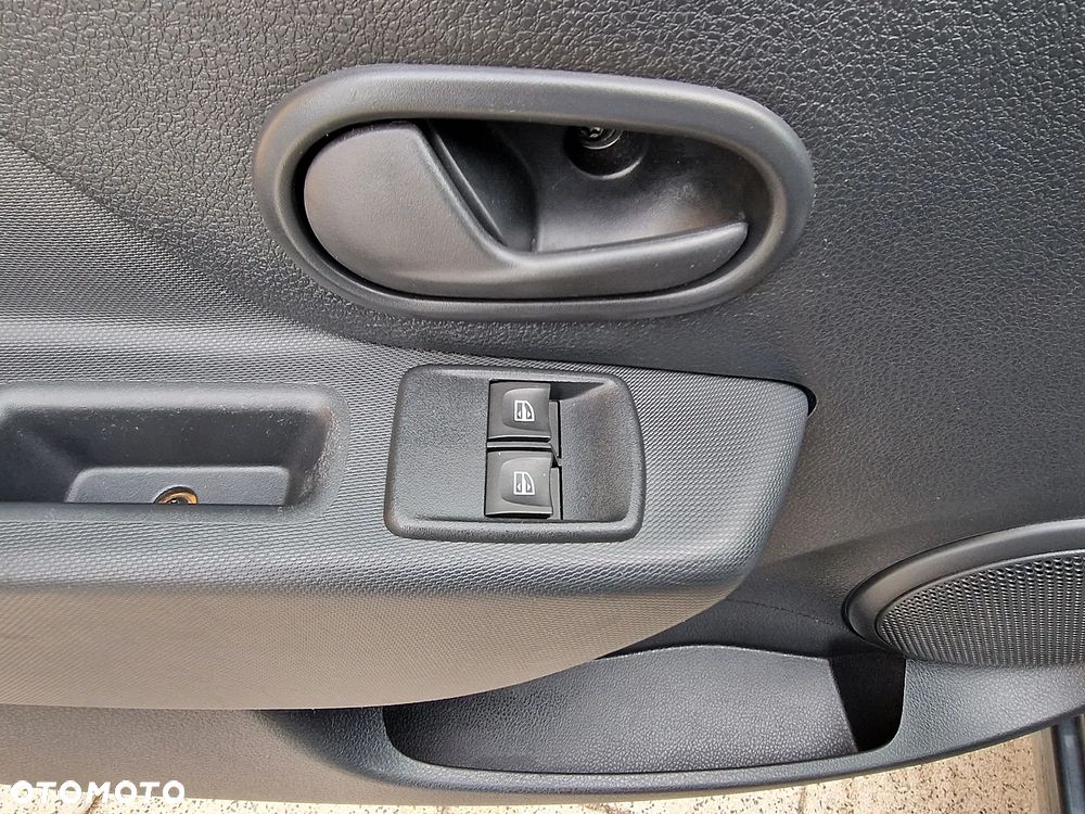 Dacia Logan SCe 75 Essential - 9