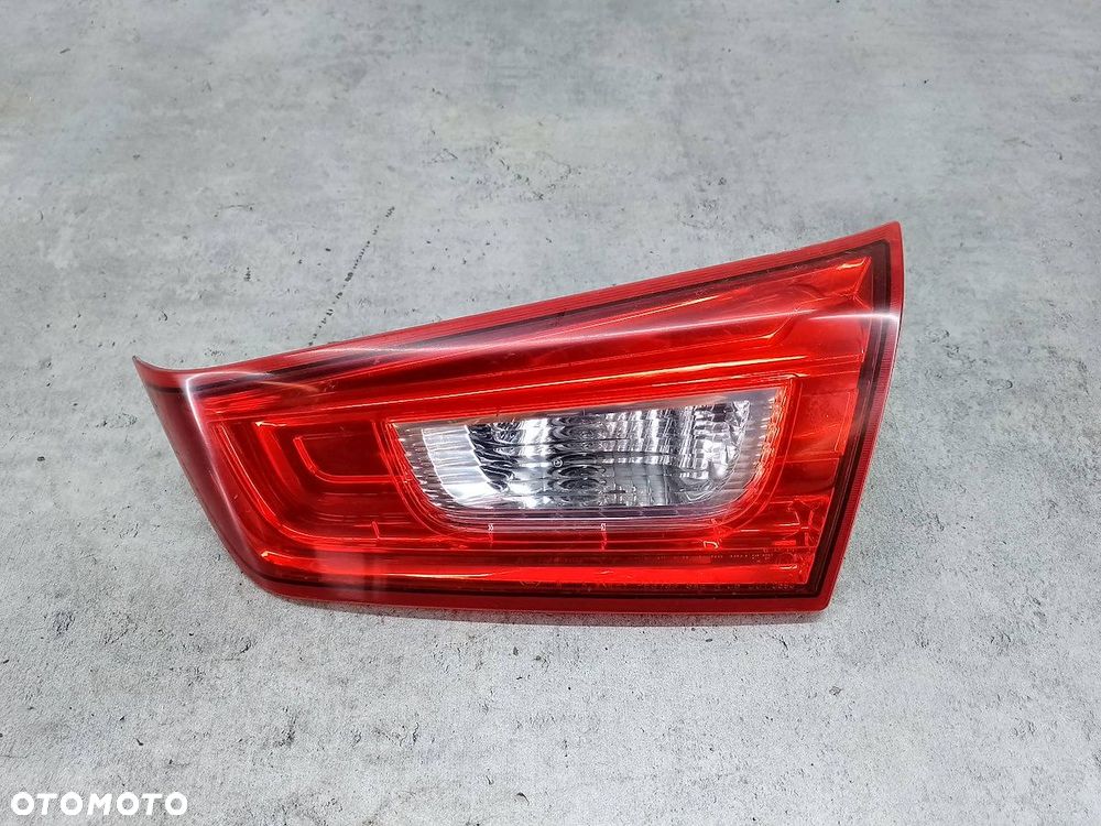 LAMPA TYLNA PRAWA W KLAPE MITSUBISHI ASX I P9373 - 1