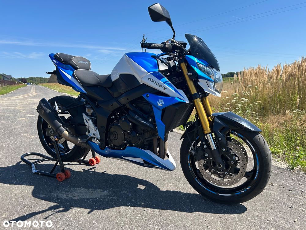 Suzuki GSR - 3